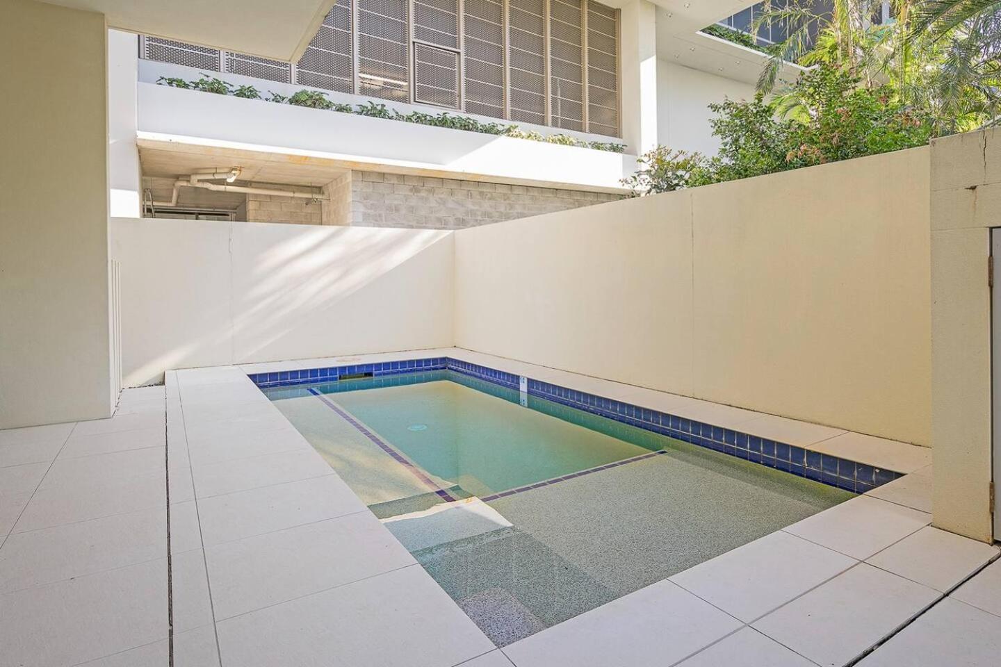 'dee-ell Place' A Beachside Entertainer's Dream Apartment