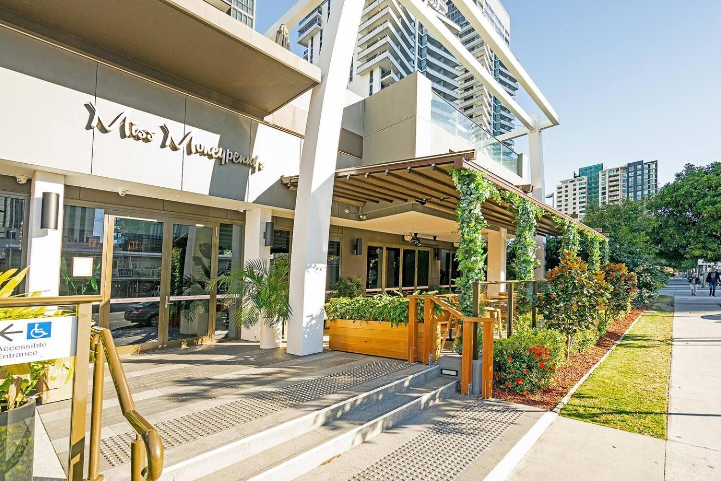 'dee-ell Place' A Beachside Entertainer's Dream * Gold Coast