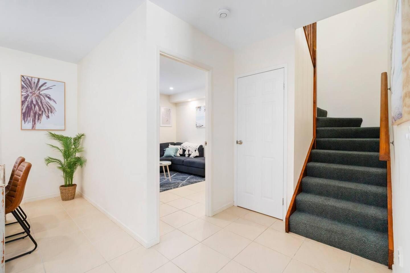 Sunalia - Dual-storey Chic On Chevron Island Apartment