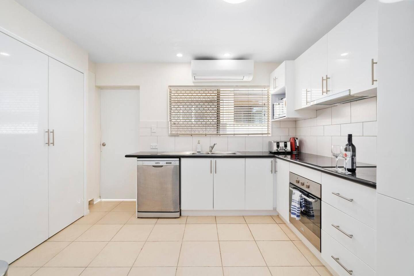 Sunalia - Dual-storey Chic On Chevron Island Apartment *