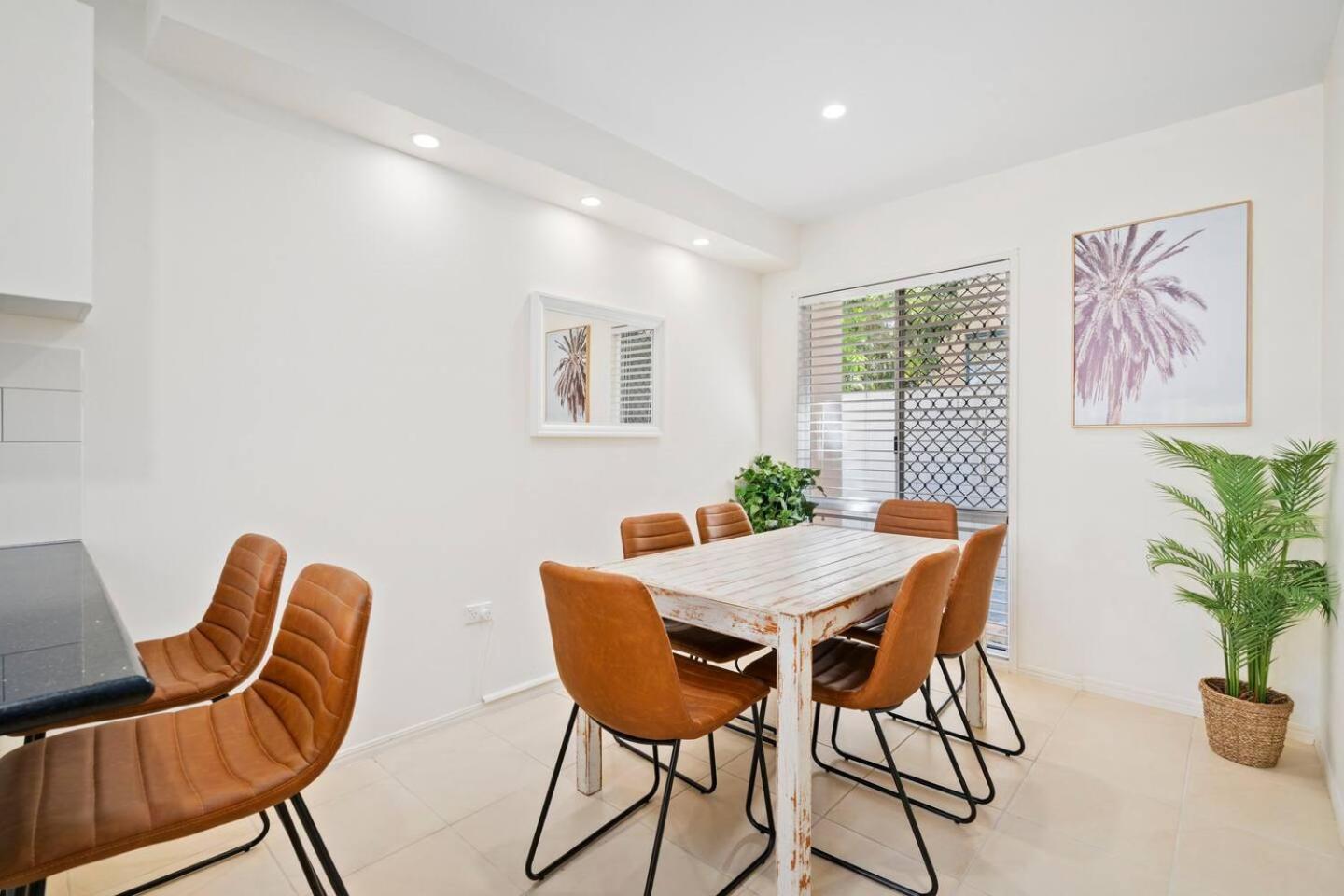 Sunalia - Dual-storey Chic On Chevron Island Apartment Gold Coast