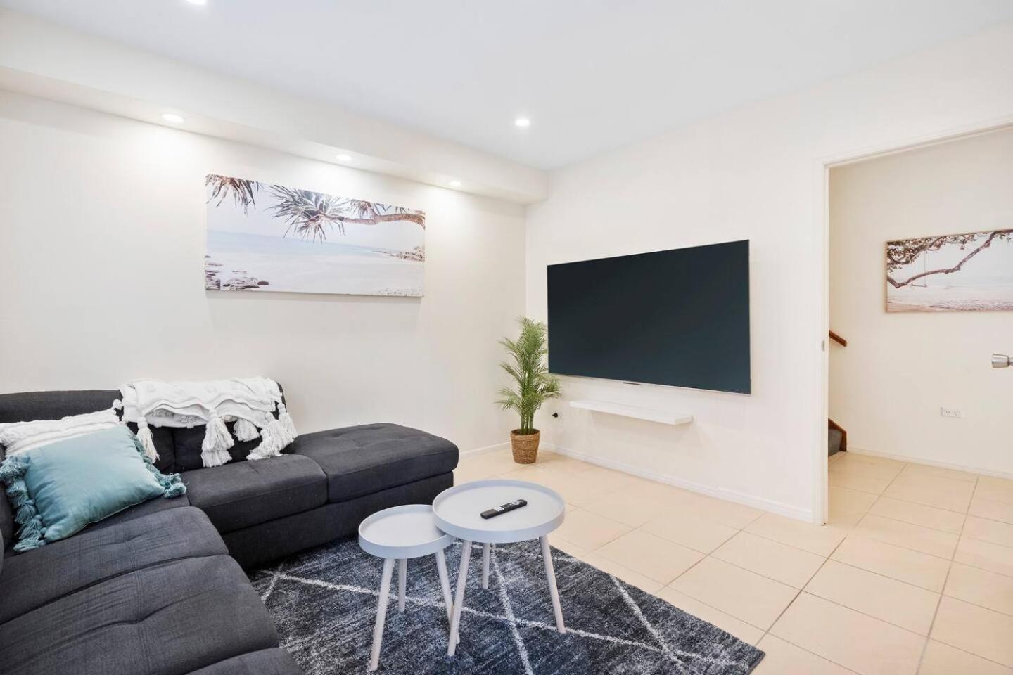 Sunalia - Dual-storey Chic On Chevron Island *
