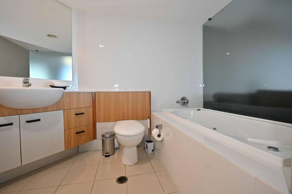 Oceanview Located In The Heart Of Surfers - Self Contained, Privately Managed Apartment Gold Coast