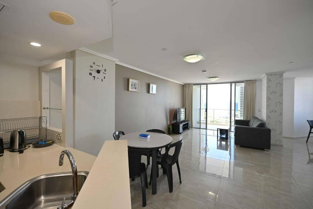 Oceanview Located In The Heart Of Surfers - Self Contained, Privately Managed