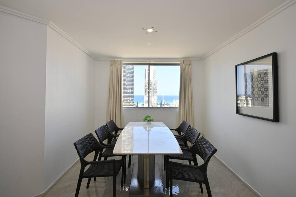 Apartment Oceanview Located In The Heart Of Surfers - Self Contained, Privately Managed