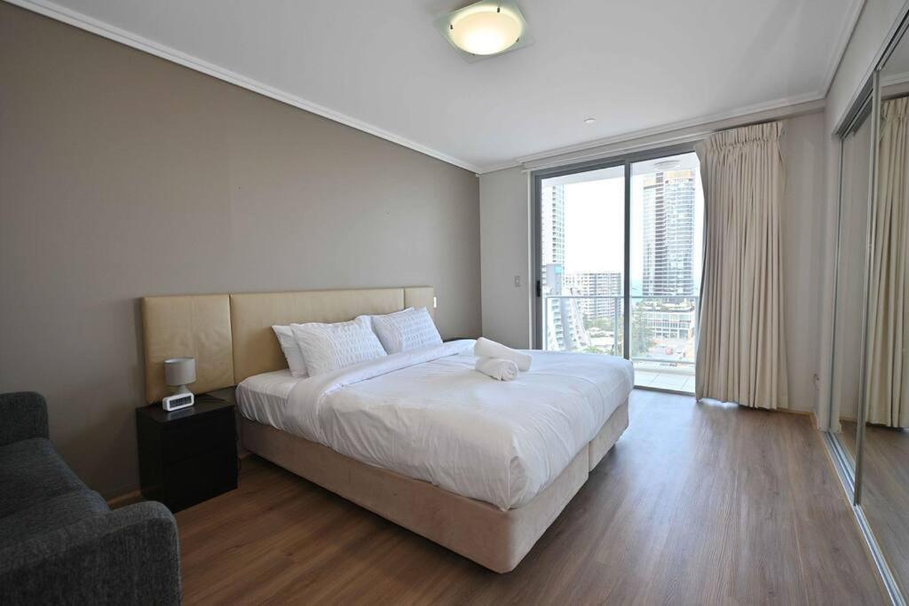 Oceanview Located In The Heart Of Surfers - Self Contained, Privately Managed Apartment *