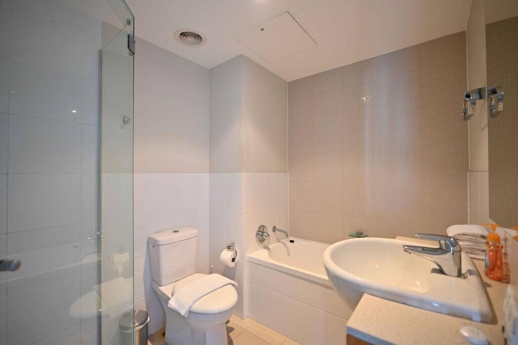 Apartment Oceanview Located In The Heart Of Surfers - Self Contained, Privately Managed *