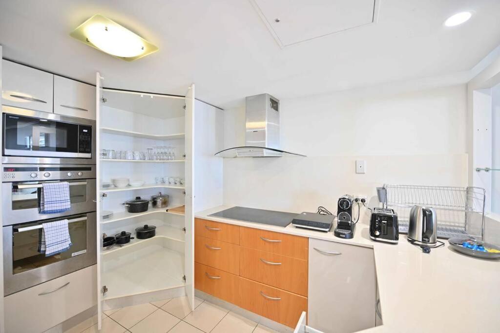 Oceanview Located In The Heart Of Surfers - Self Contained, Privately Managed Gold Coast