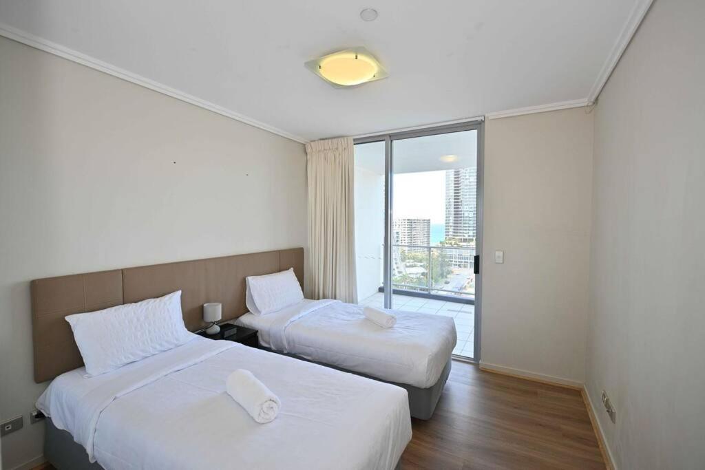 Oceanview Located In The Heart Of Surfers - Self Contained, Privately Managed Apartment