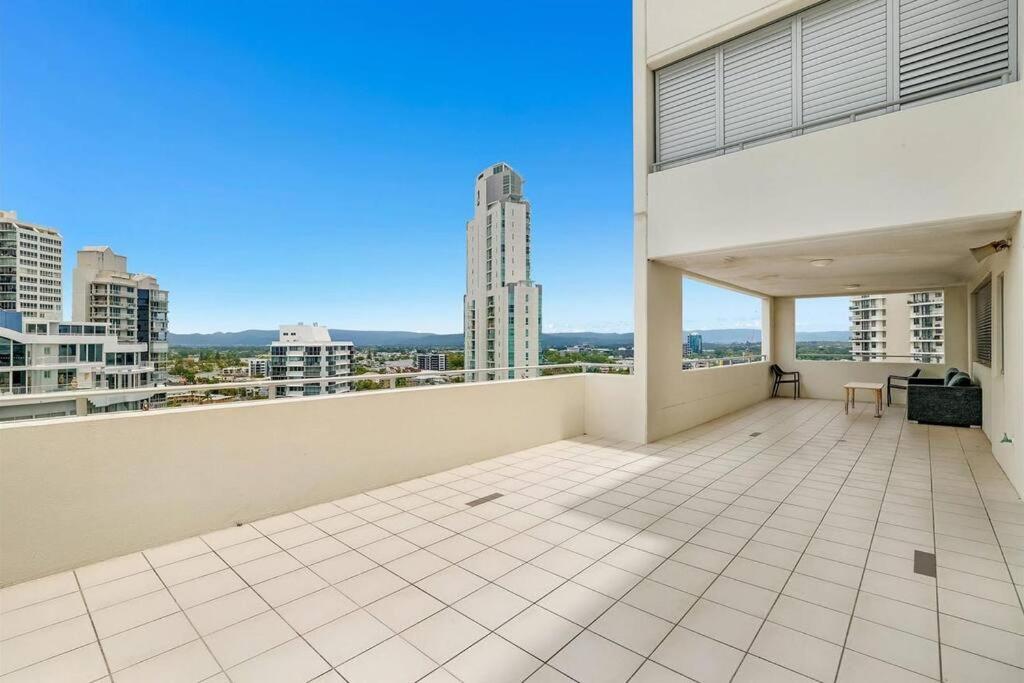 Apartment Oceanview Located In The Heart Of Surfers - Self Contained, Privately Managed