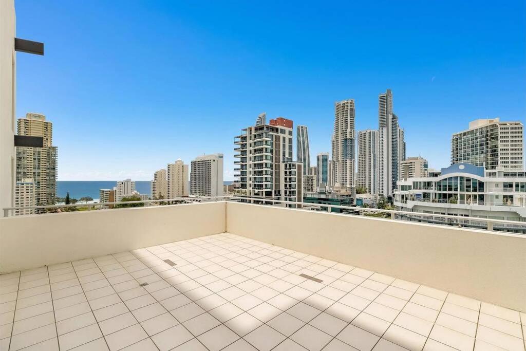 Oceanview Located In The Heart Of Surfers - Self Contained, Privately Managed Apartment Gold Coast