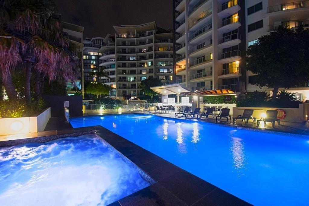 Oceanview Located In The Heart Of Surfers - Self Contained, Privately Managed *