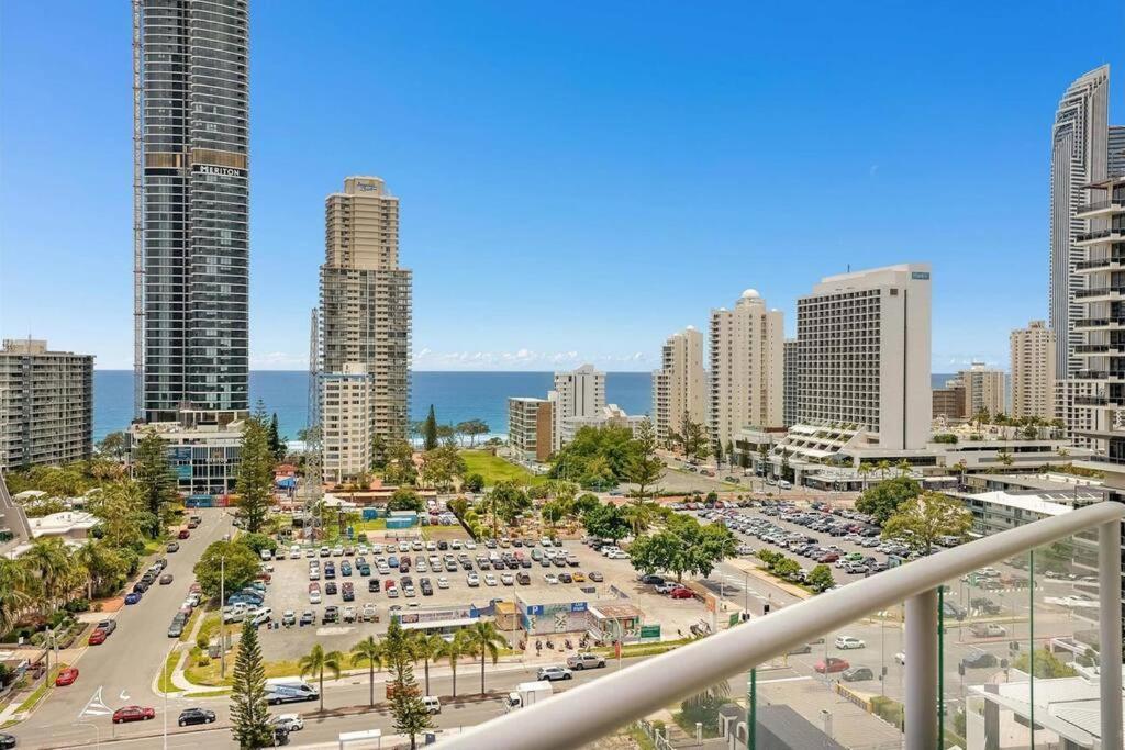 Oceanview Located In The Heart Of Surfers - Self Contained, Privately Managed Apartment