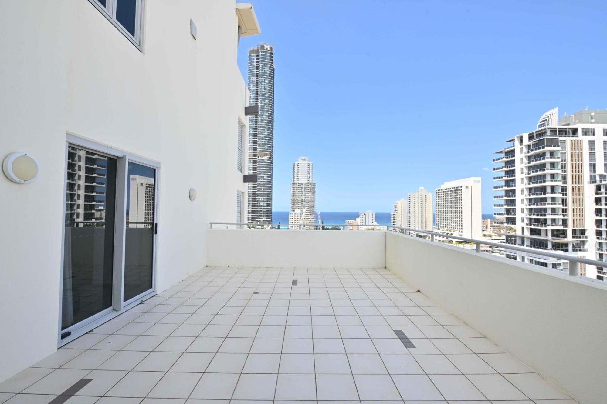 Apartment Oceanview Located In The Heart Of Surfers - Self Contained, Privately Managed