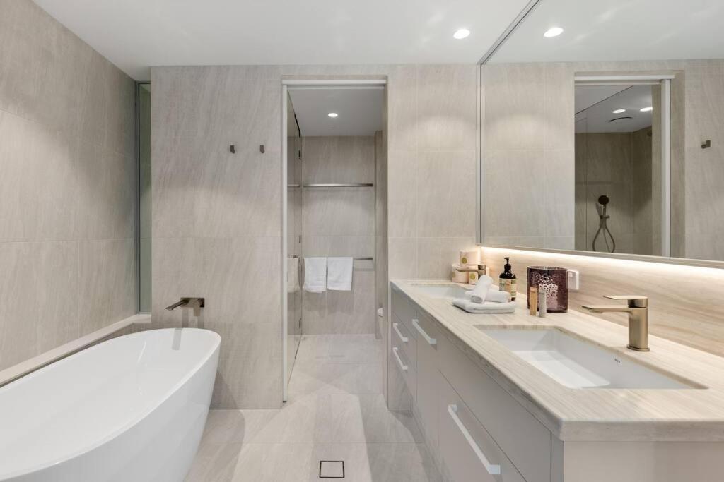 Luxurious 2br 2ba Oceanfront Kirra Apartment