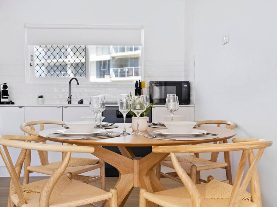 Beachfront Escape Broadbeach, 2 Bd, Pool , Sleeps 7 Apartamento *