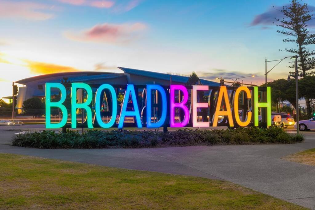 Beachfront Escape Broadbeach, 2 Bd, Pool , Sleeps 7 Apartamento Gold Coast