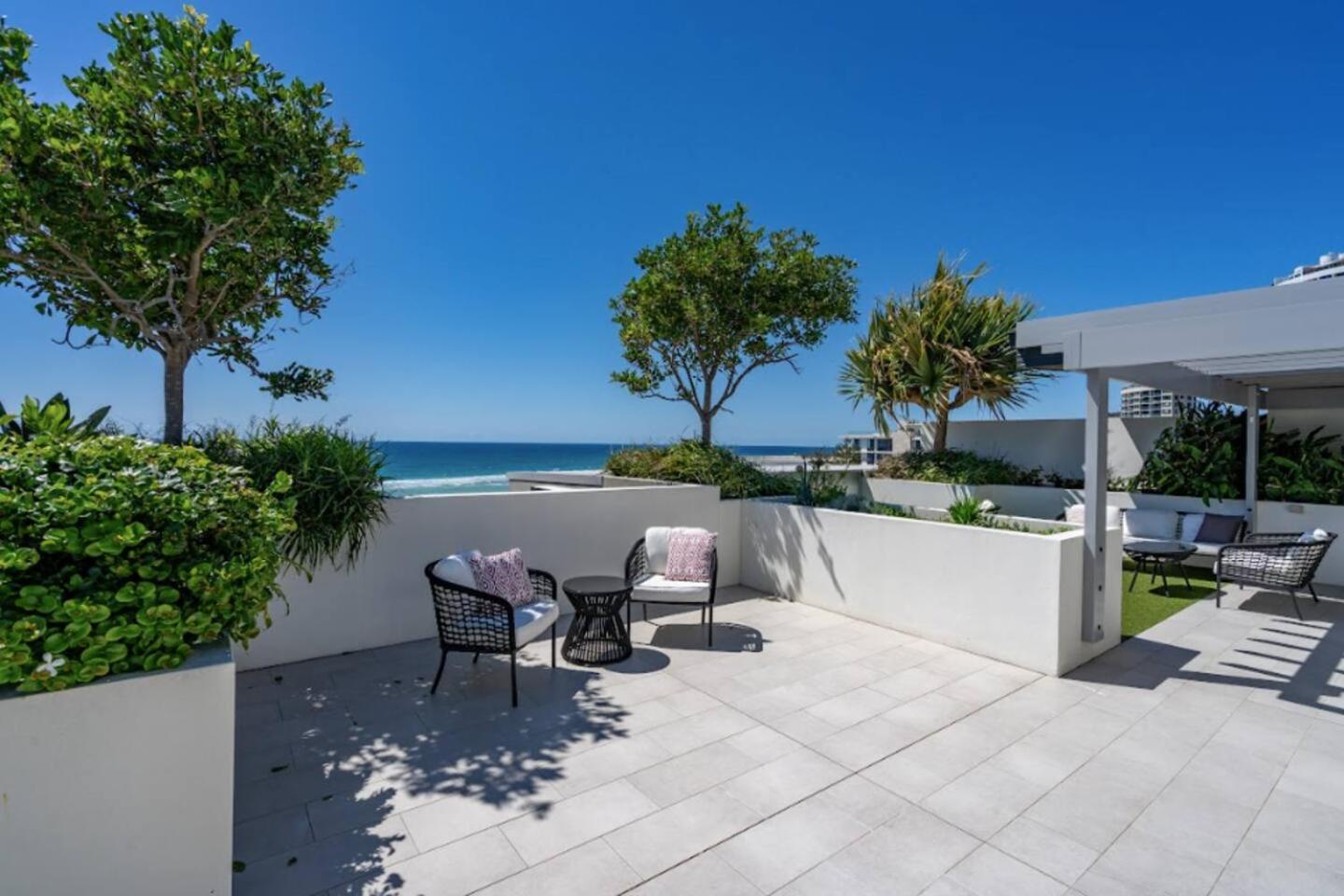 Starlit Palms Chic Poolside Haven By The * Gold Coast