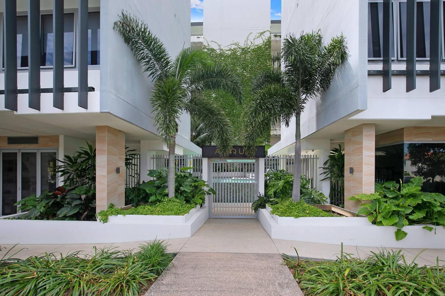 Apartment Starlit Palms Chic Poolside Haven By The Gold Coast