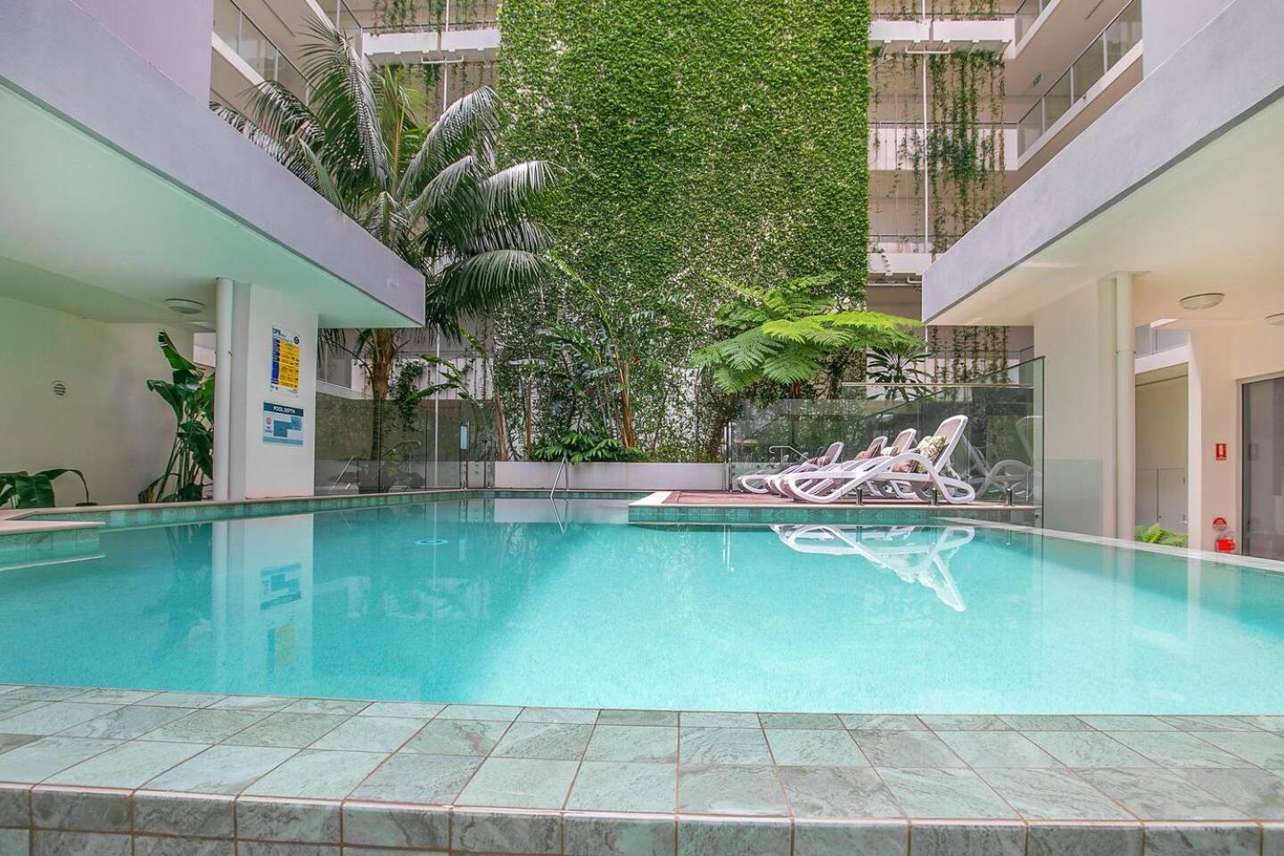 Starlit Palms Chic Poolside Haven By The * Gold Coast