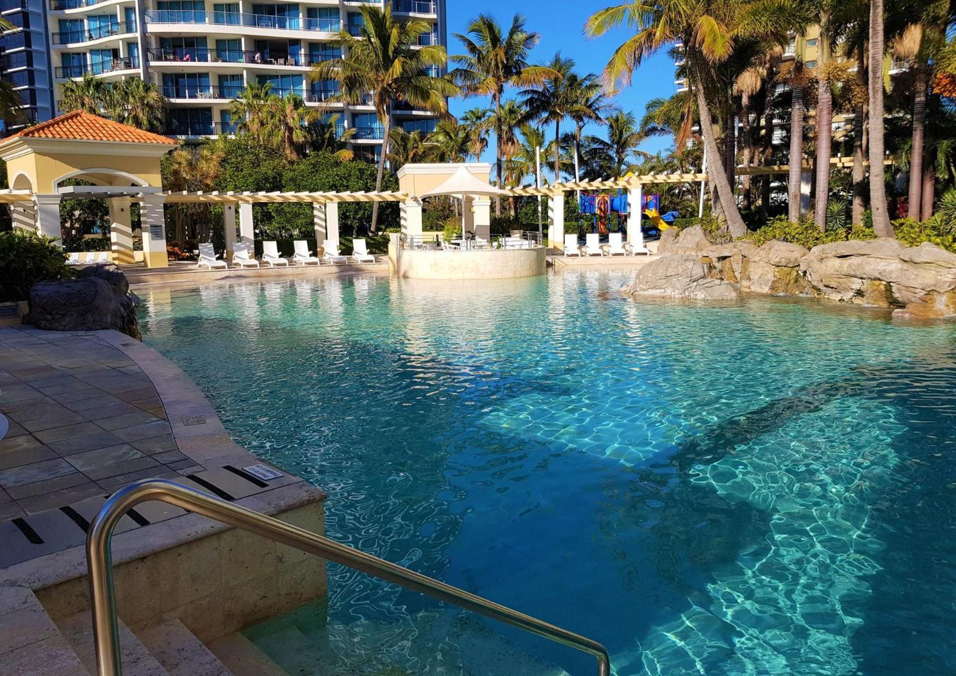 Spacious 2 Bedroom In Chevron Renaissance - Coasthm