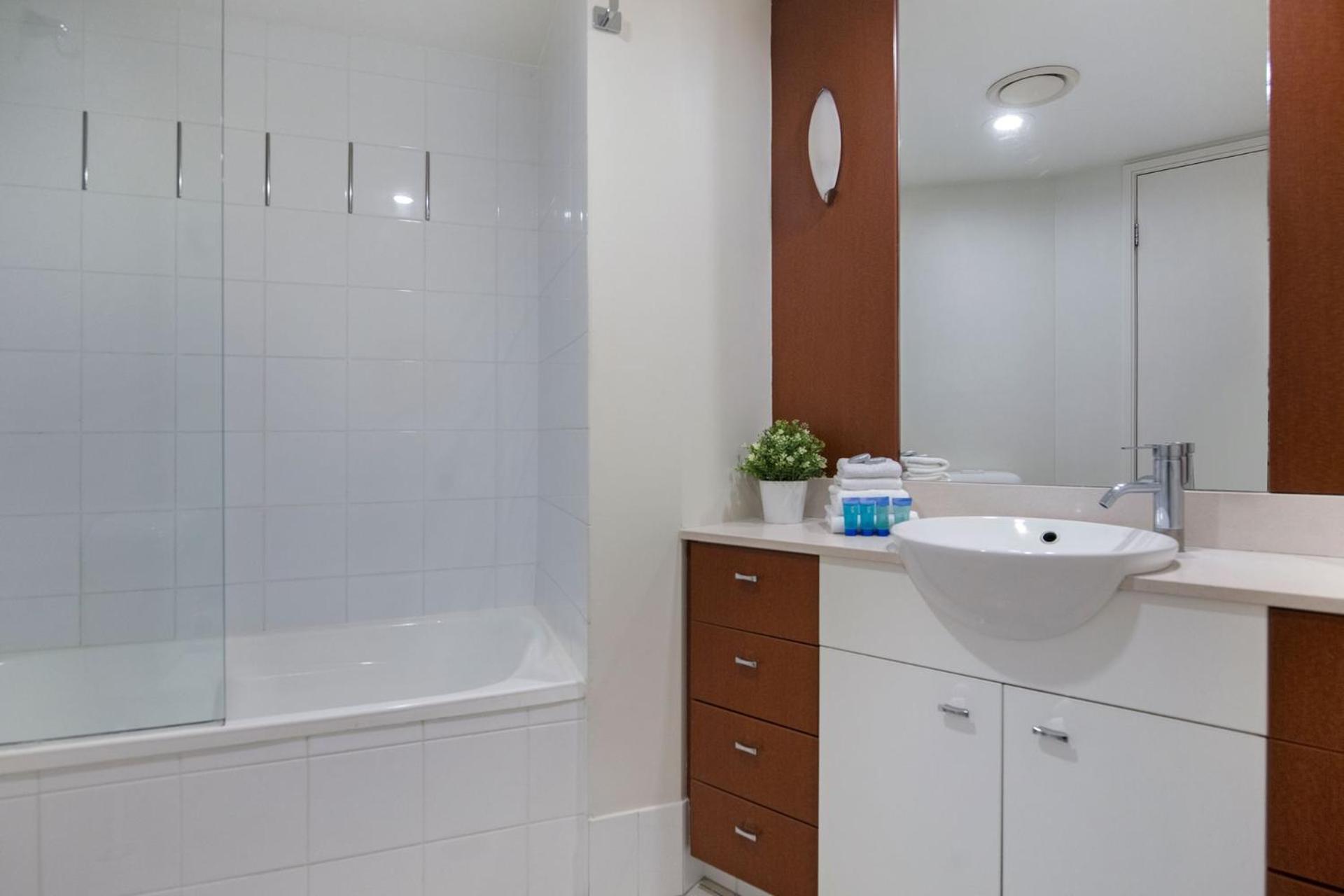 Spacious 2 Bedroom In Chevron Renaissance - Coasthm Gold Coast