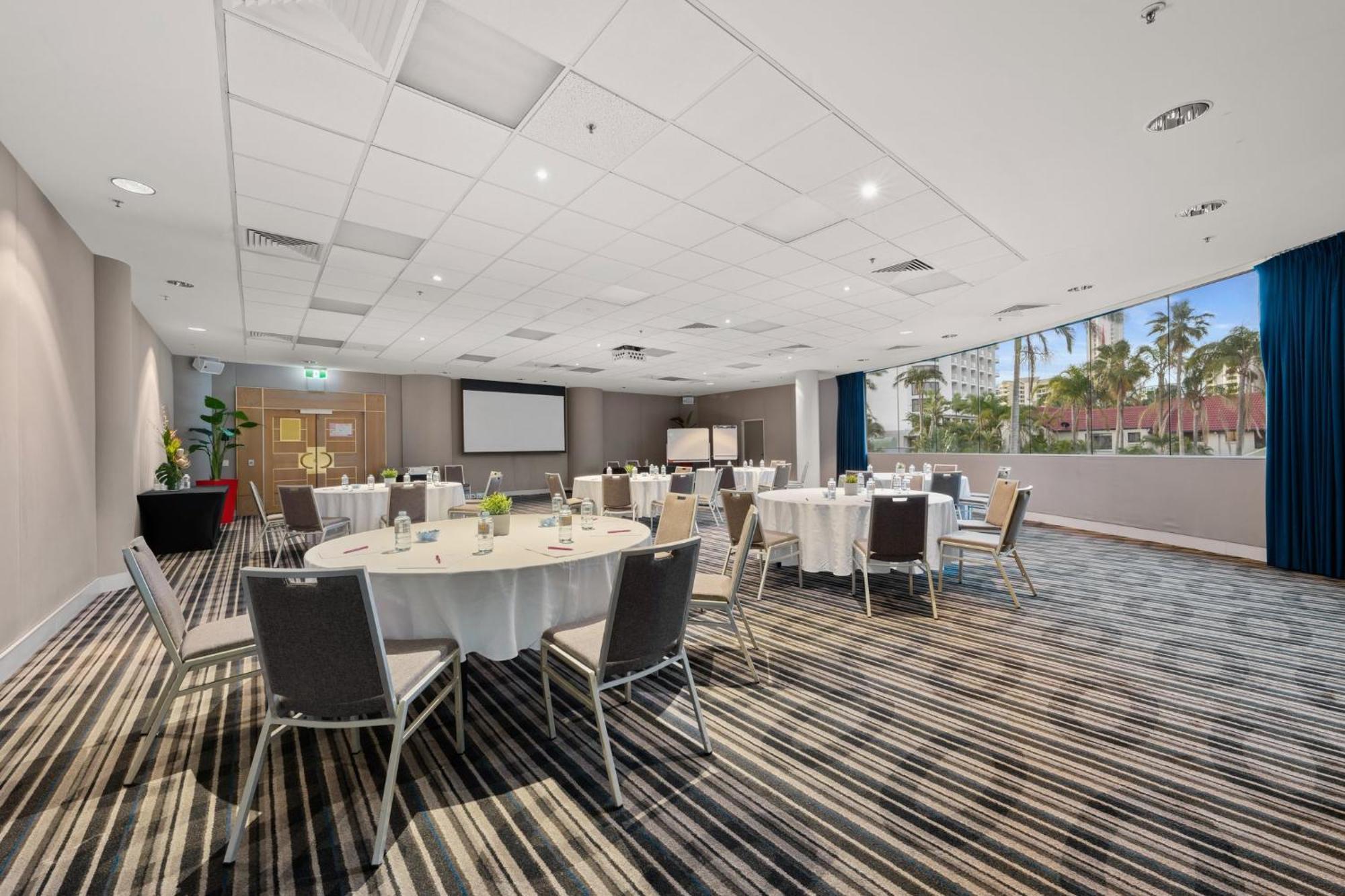 Hotel Crowne Plaza Surfers Paradise By Ihg 4*