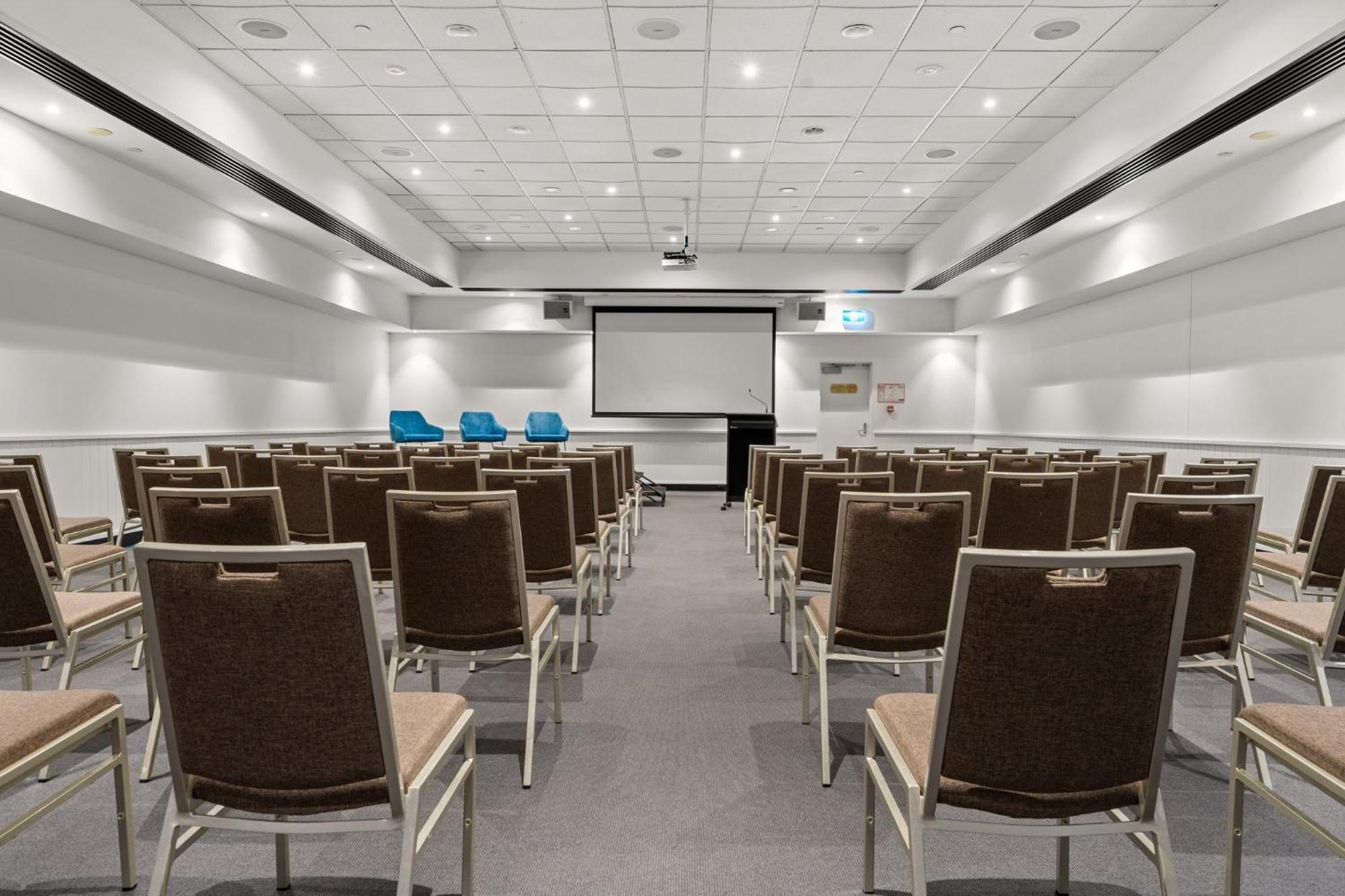 Hotel Crowne Plaza Surfers Paradise By Ihg 4*
