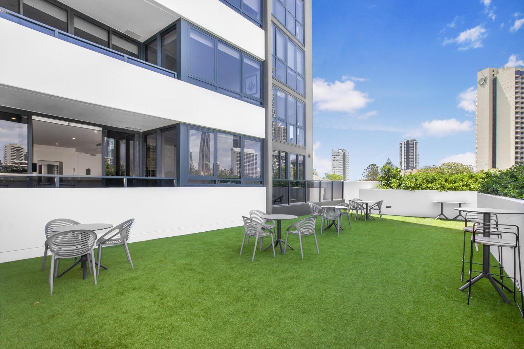 Sun Drenched In The Heart Of Surfers Apartamento *