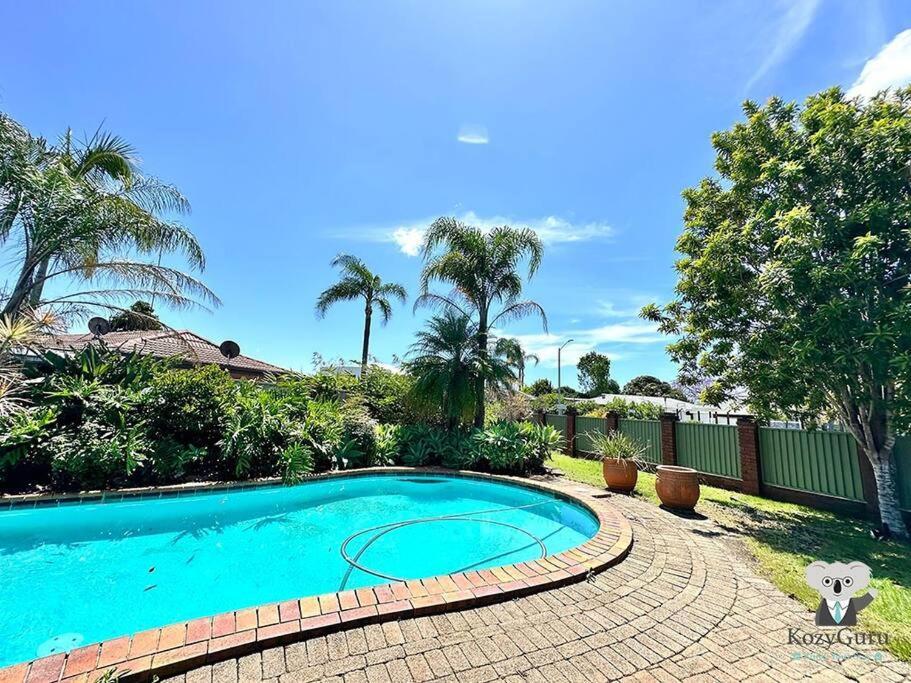 Apartment Kozyguru Mermaid Waters Charming 3 Bed Pool Gold Coast