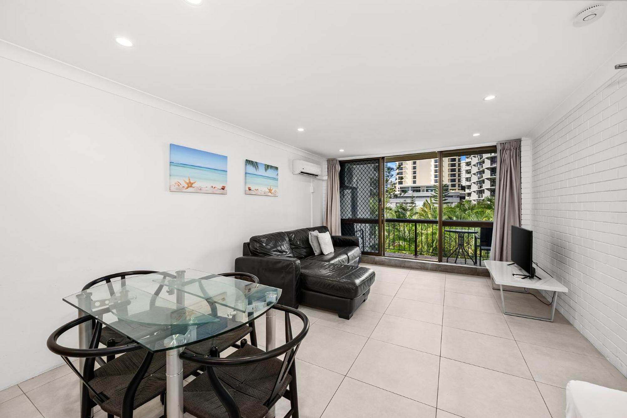 Surfers Paradise- Meters From The Beach!