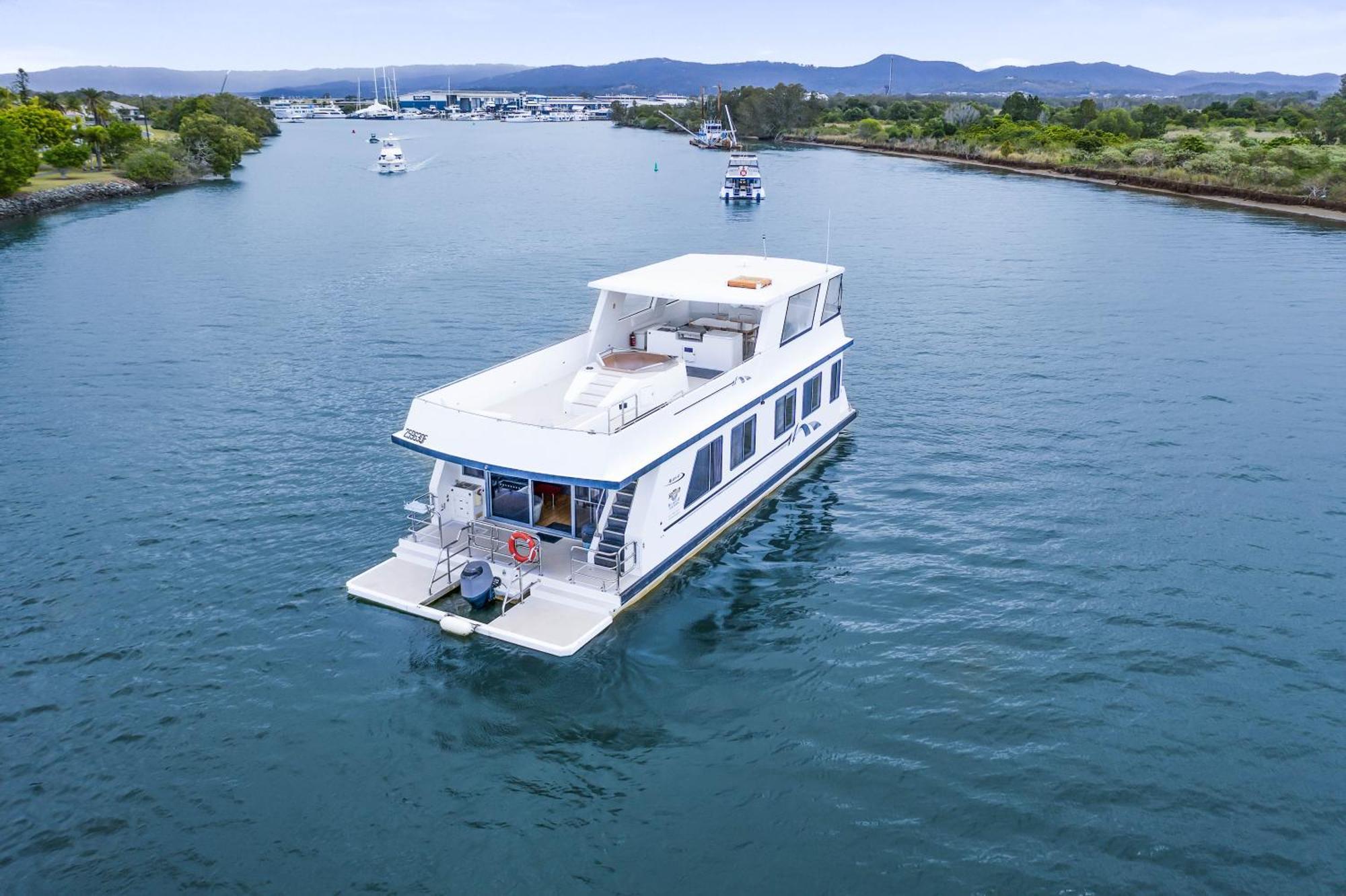 Coomera Houseboats Botel Gold Coast