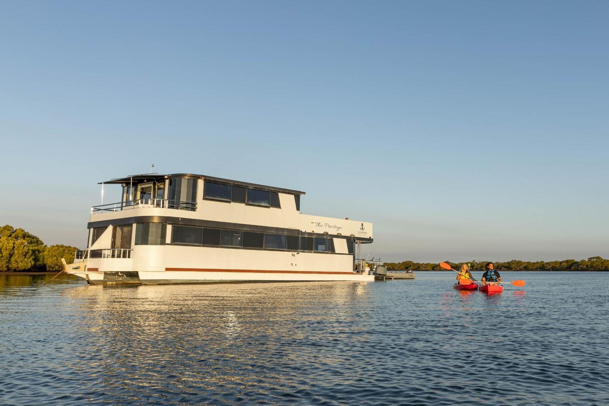 Coomera Houseboats 4*