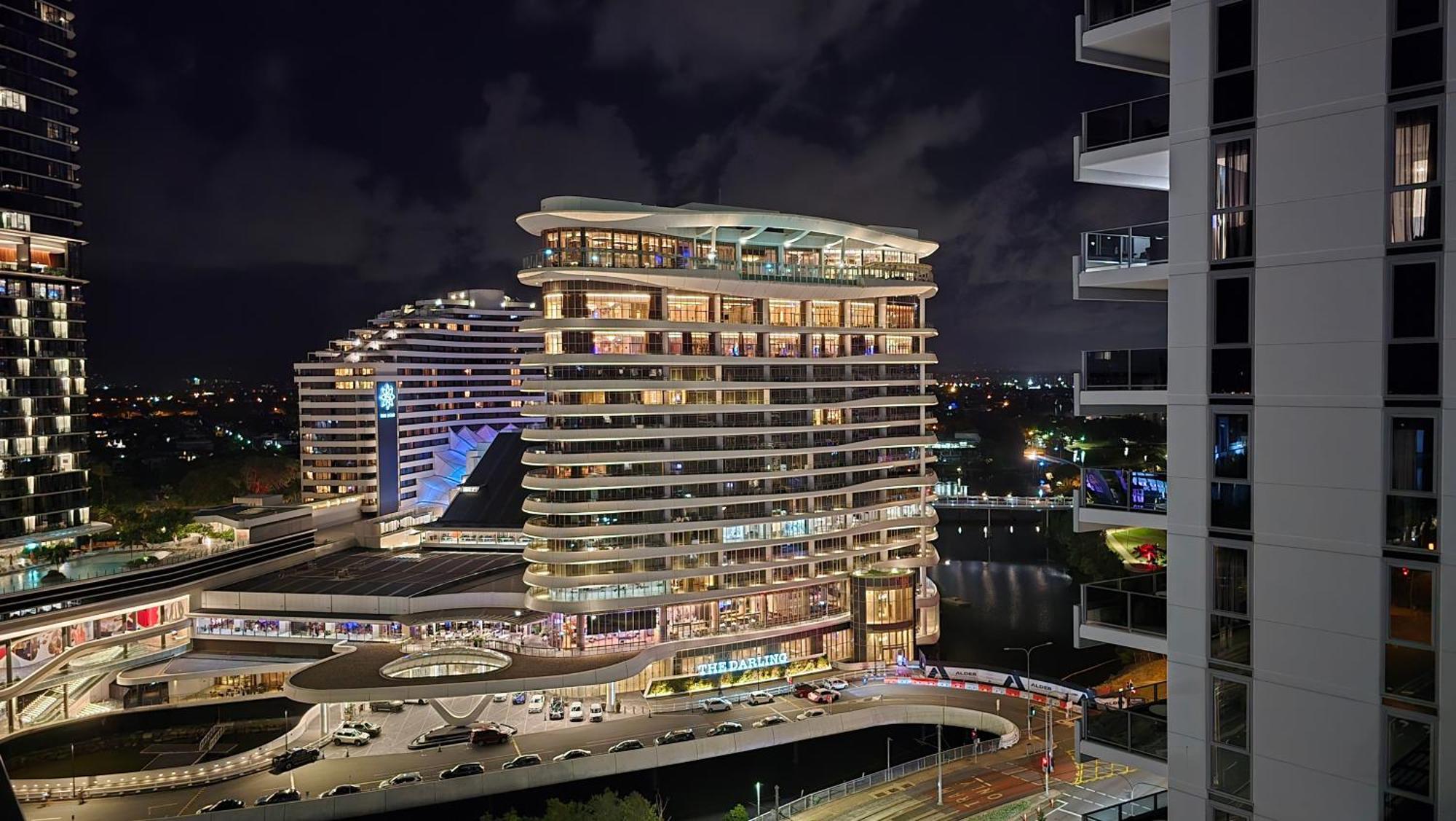 Prime Broadbeach Location Wpool Free Onsite Parking Apartment