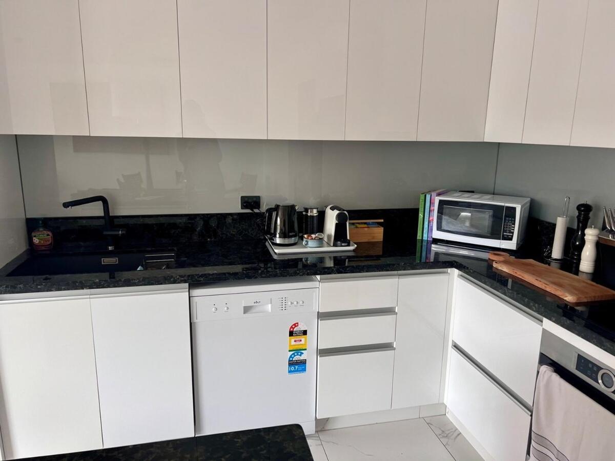 Apartment Beautiful Broadbeach Living!