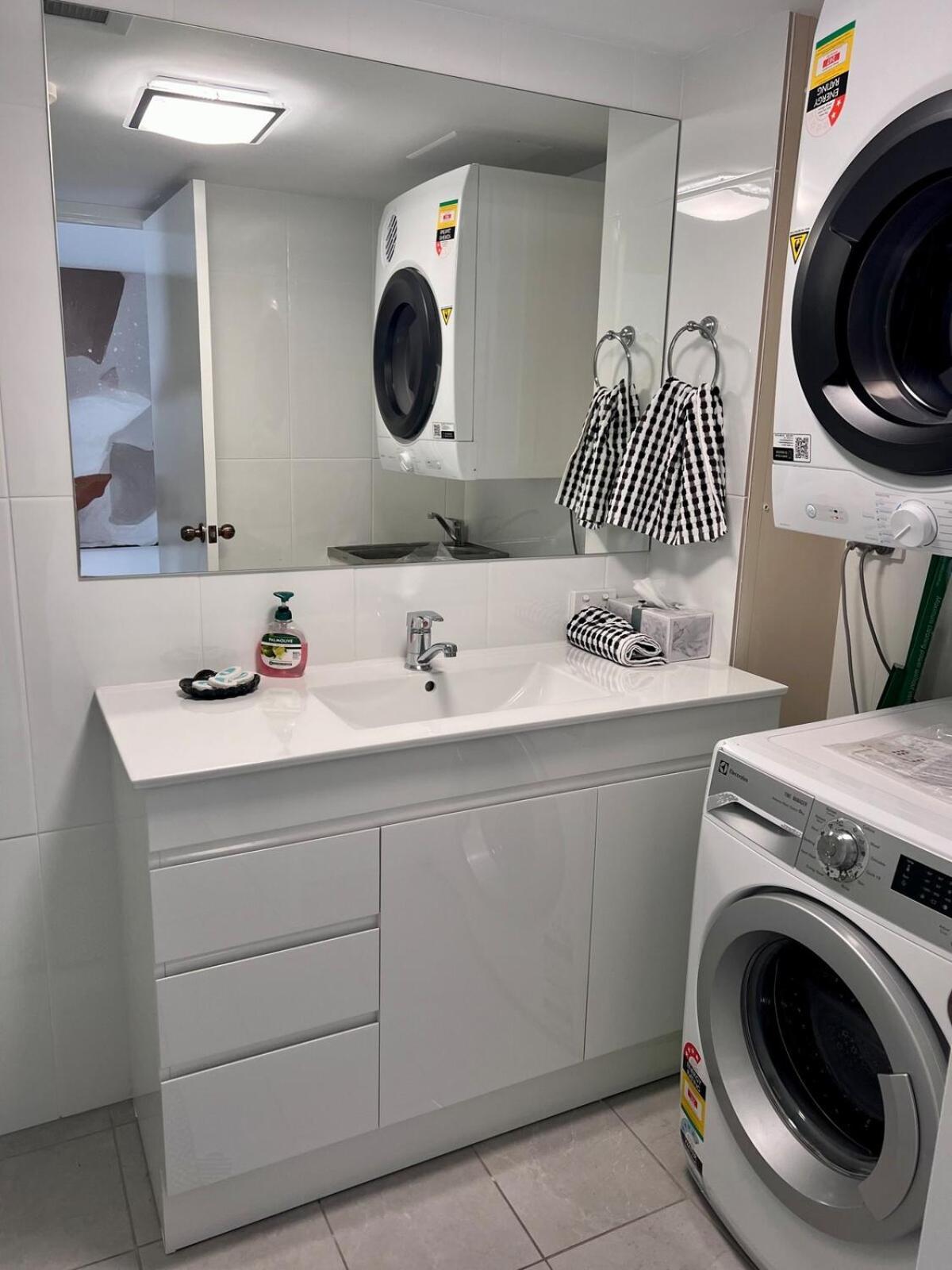 Apartment Beautiful Broadbeach Living! *