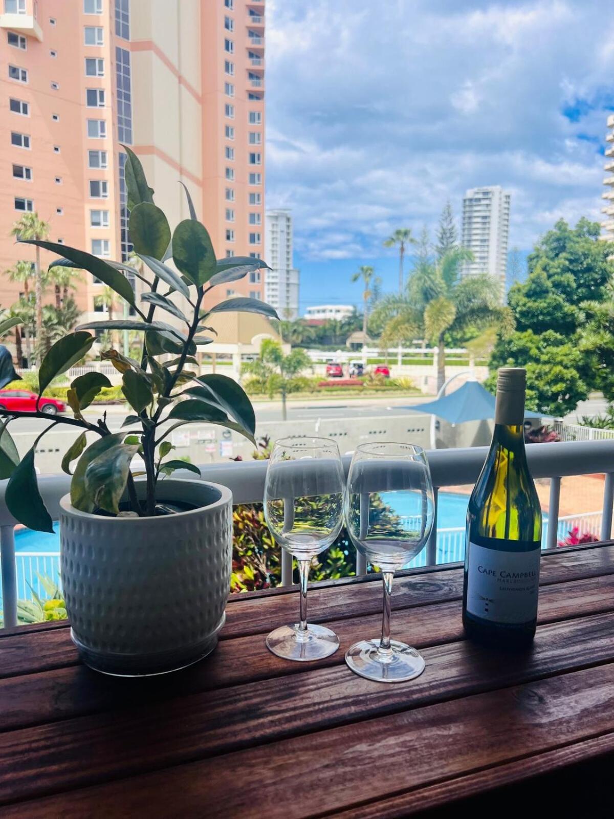 Beautiful Broadbeach Living! Apartment