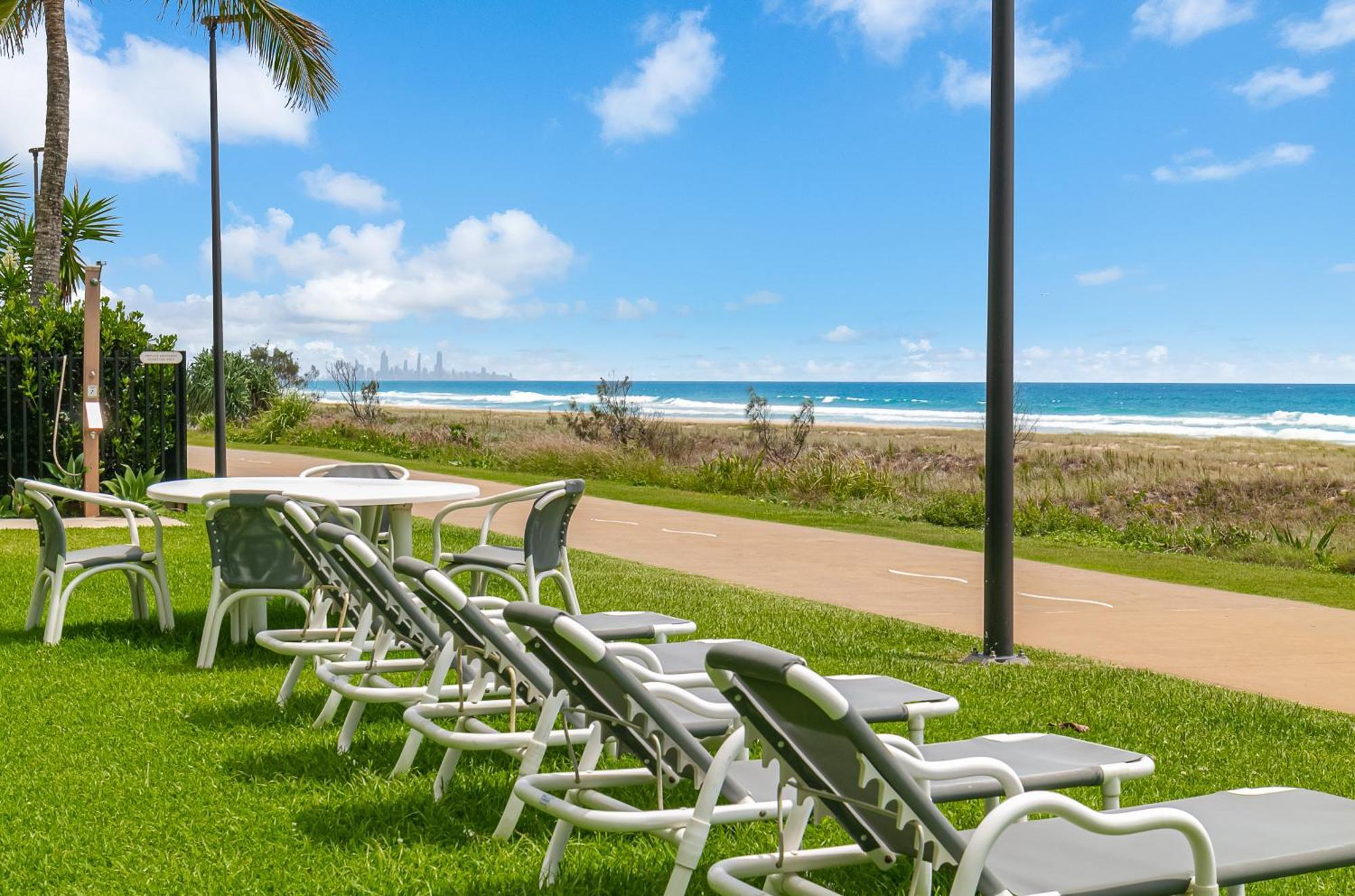 Oceanside - Absolute Beachfront Aparthotel