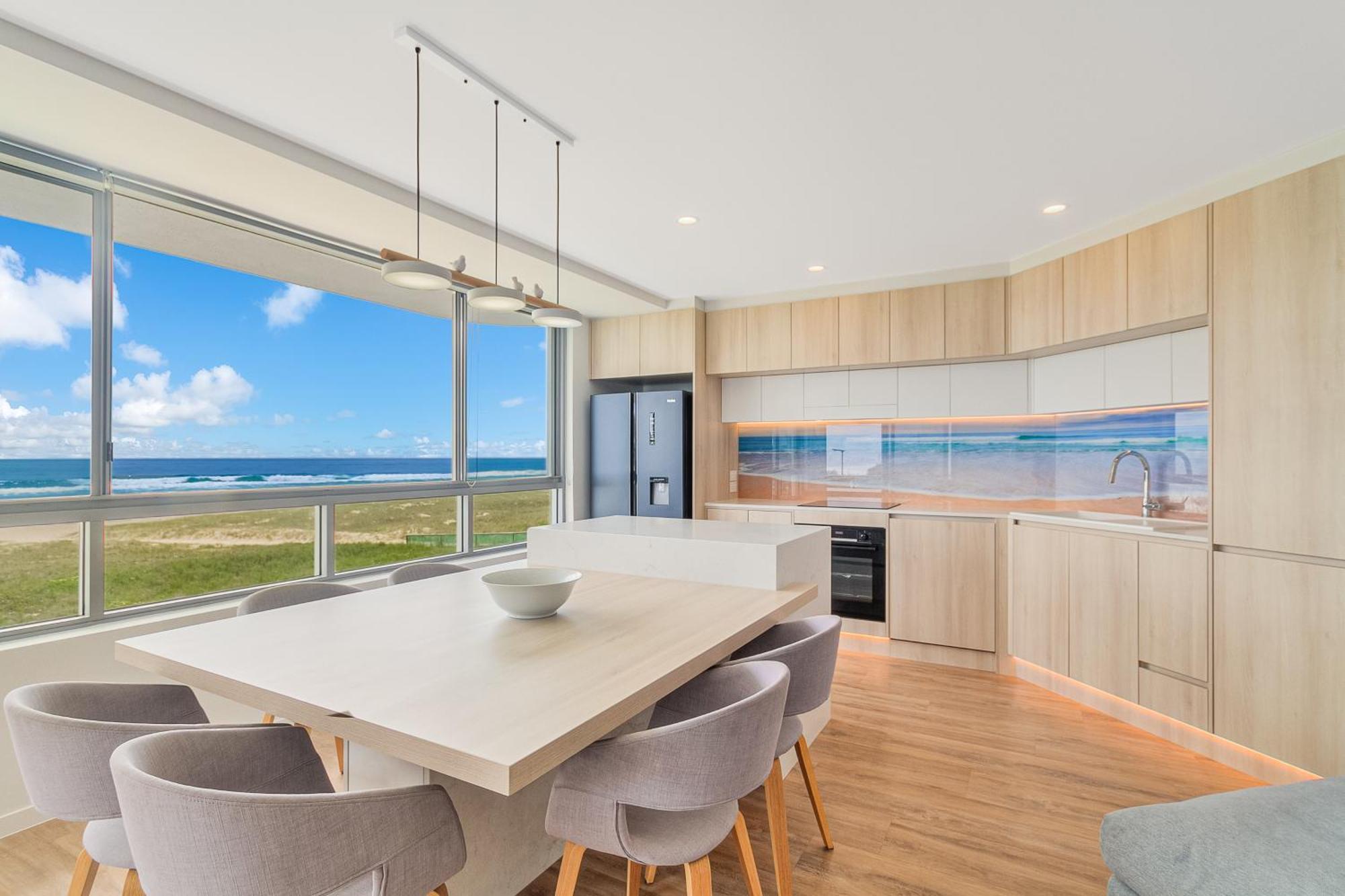 Aparthotel Oceanside - Absolute Beachfront Gold Coast