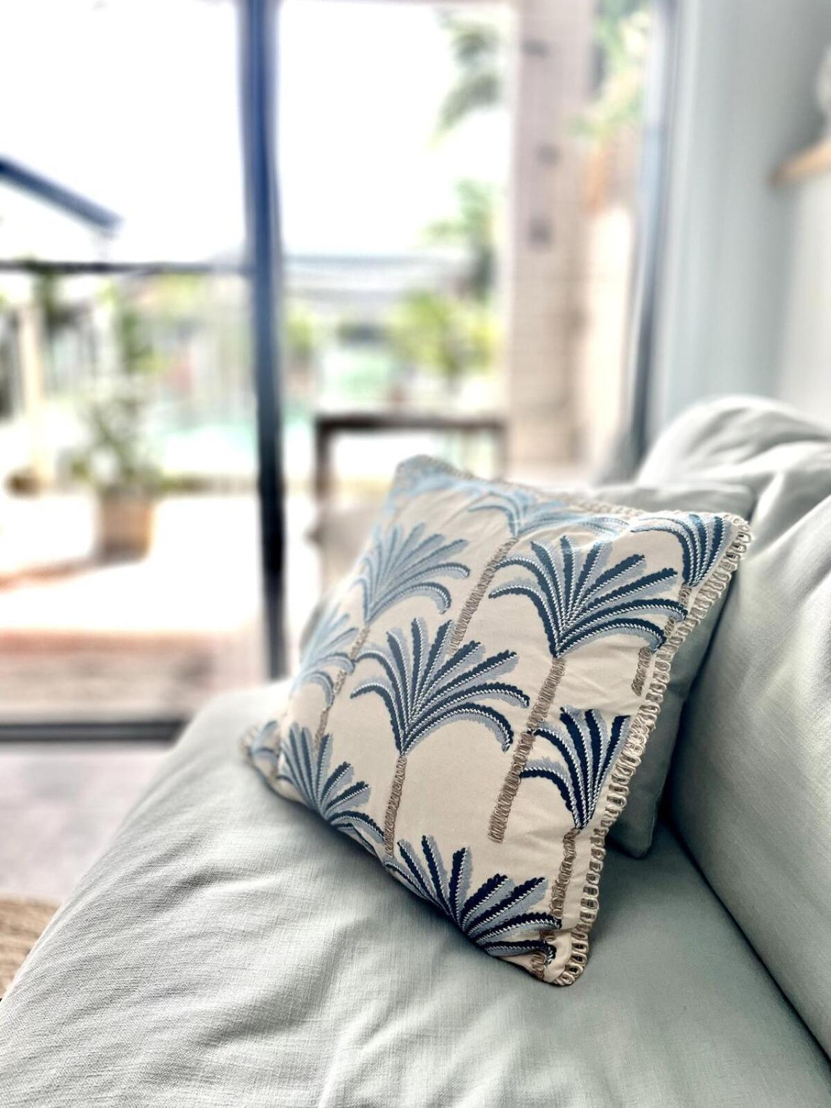 Apartment Newly Renovated, Walk To Beach, Jump In Pool