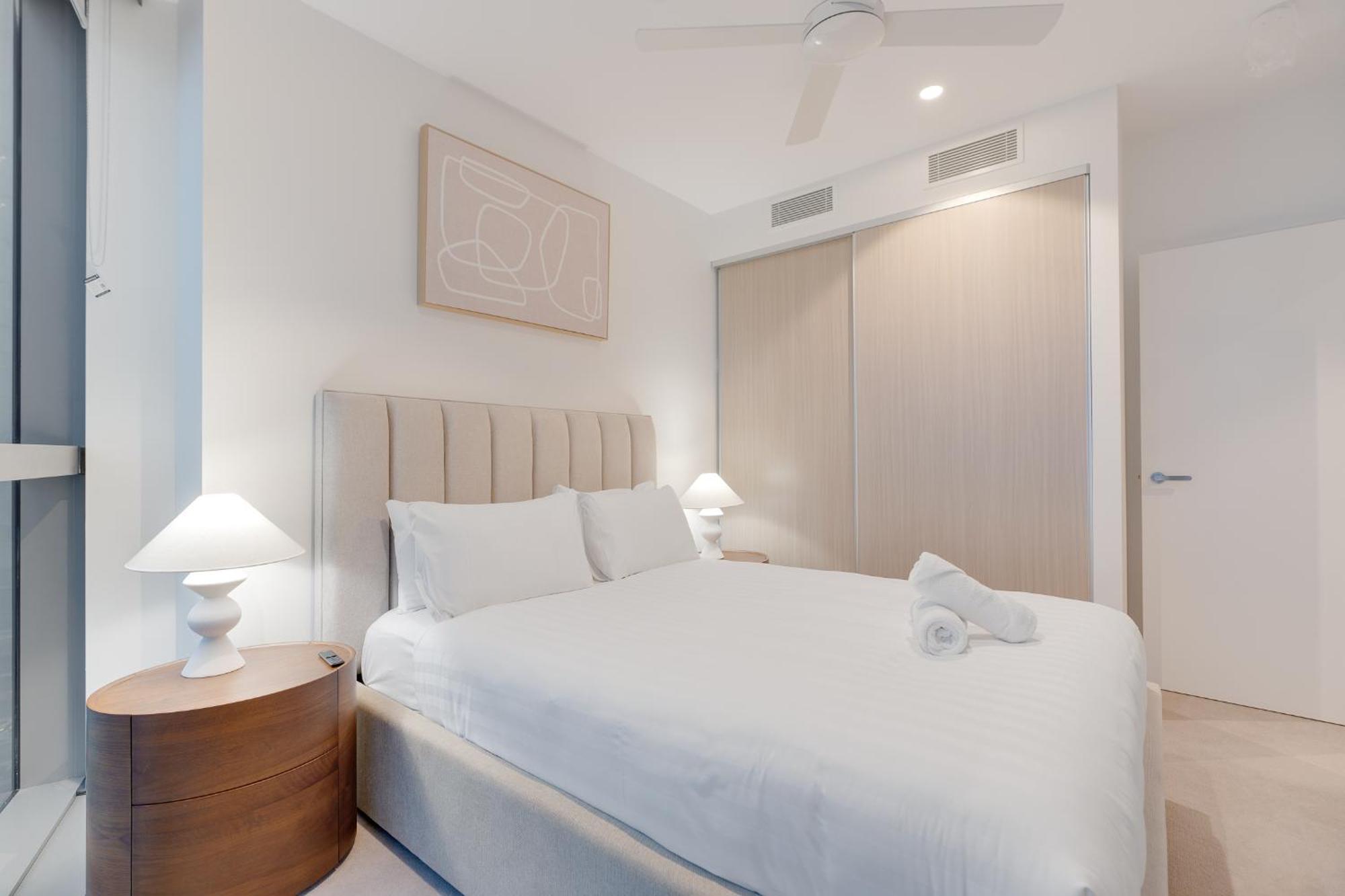 2br Beachfront Bliss In Broadbeach ! Ocean Views!