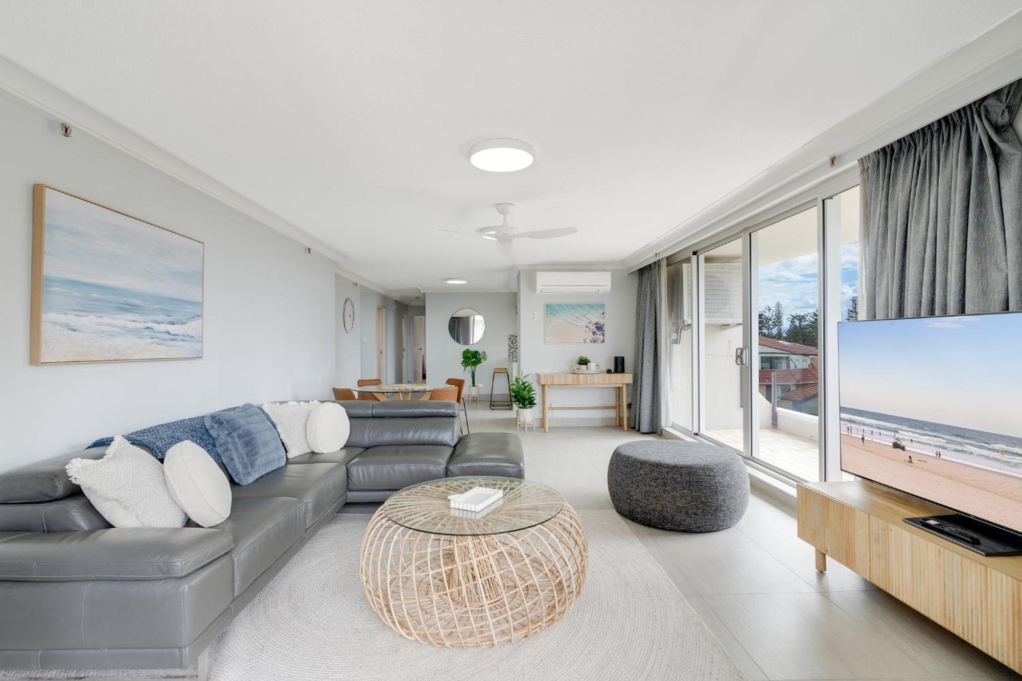 2br Beachfront Bliss In Broadbeach ! Ocean Views! Apartment