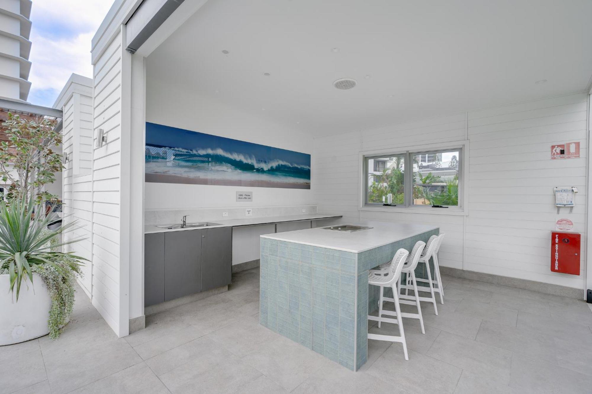 2br Beachfront Bliss In Broadbeach ! Ocean Views! Apartment Gold Coast