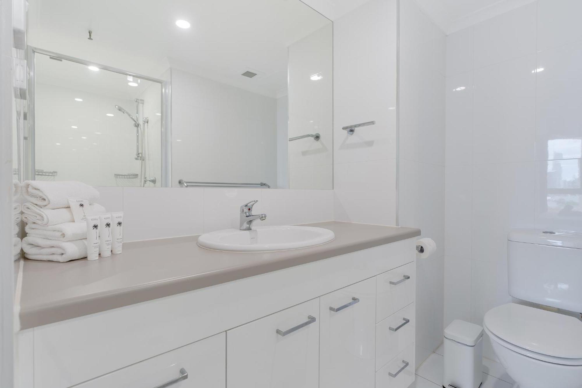 2br Beachfront Bliss In Broadbeach ! Ocean Views! Gold Coast