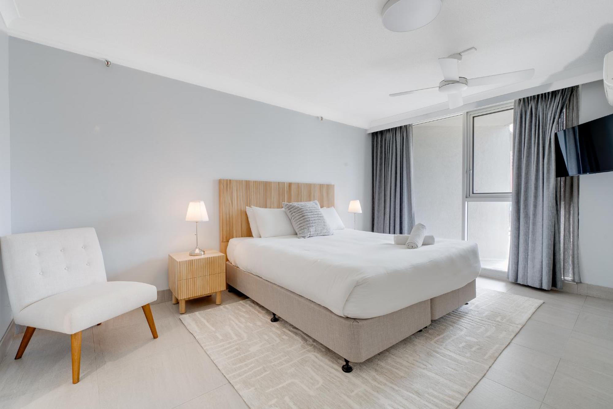 2br Beachfront Bliss In Broadbeach ! Ocean Views!
