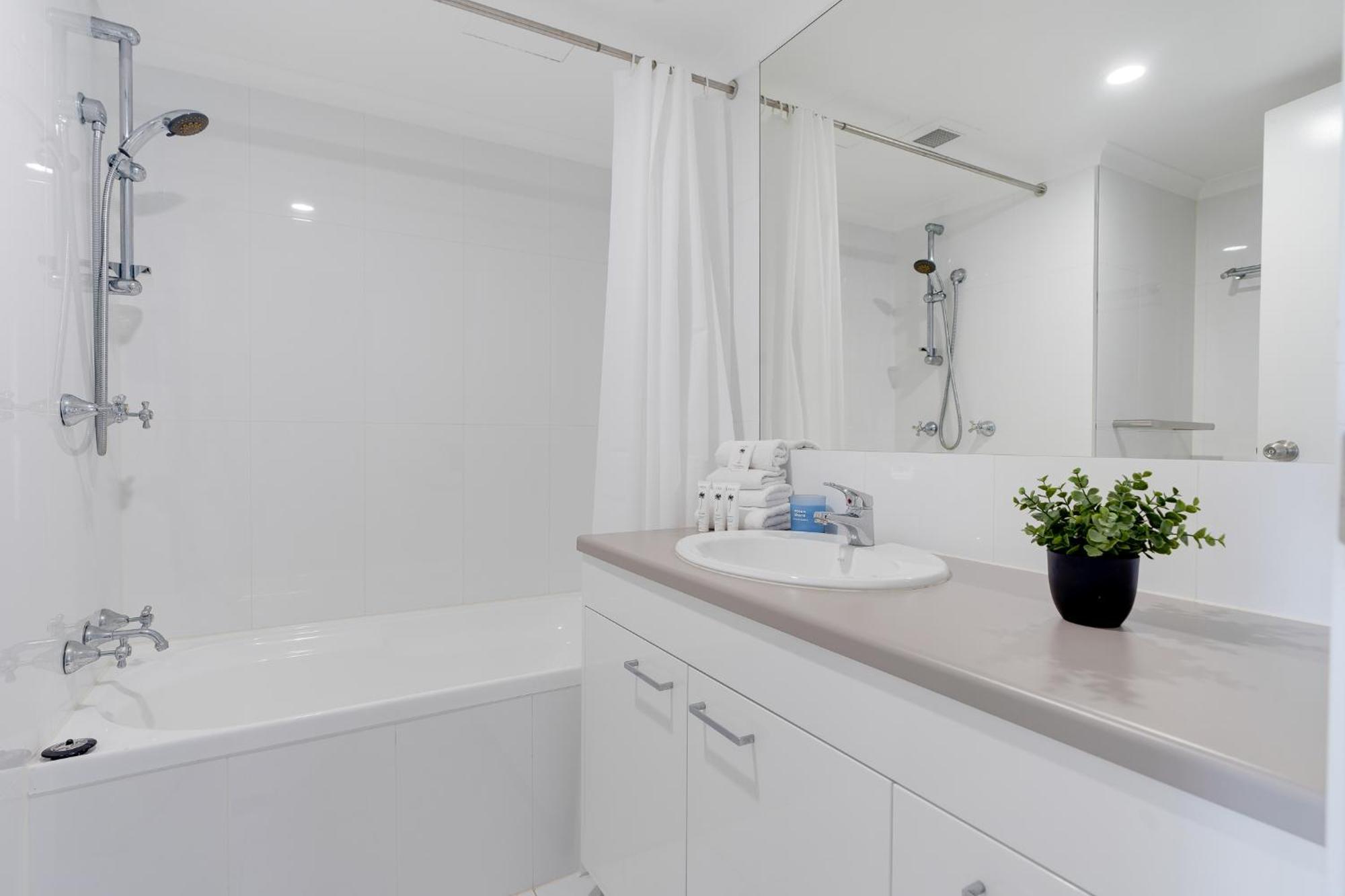 2br Beachfront Bliss In Broadbeach ! Ocean Views! Gold Coast