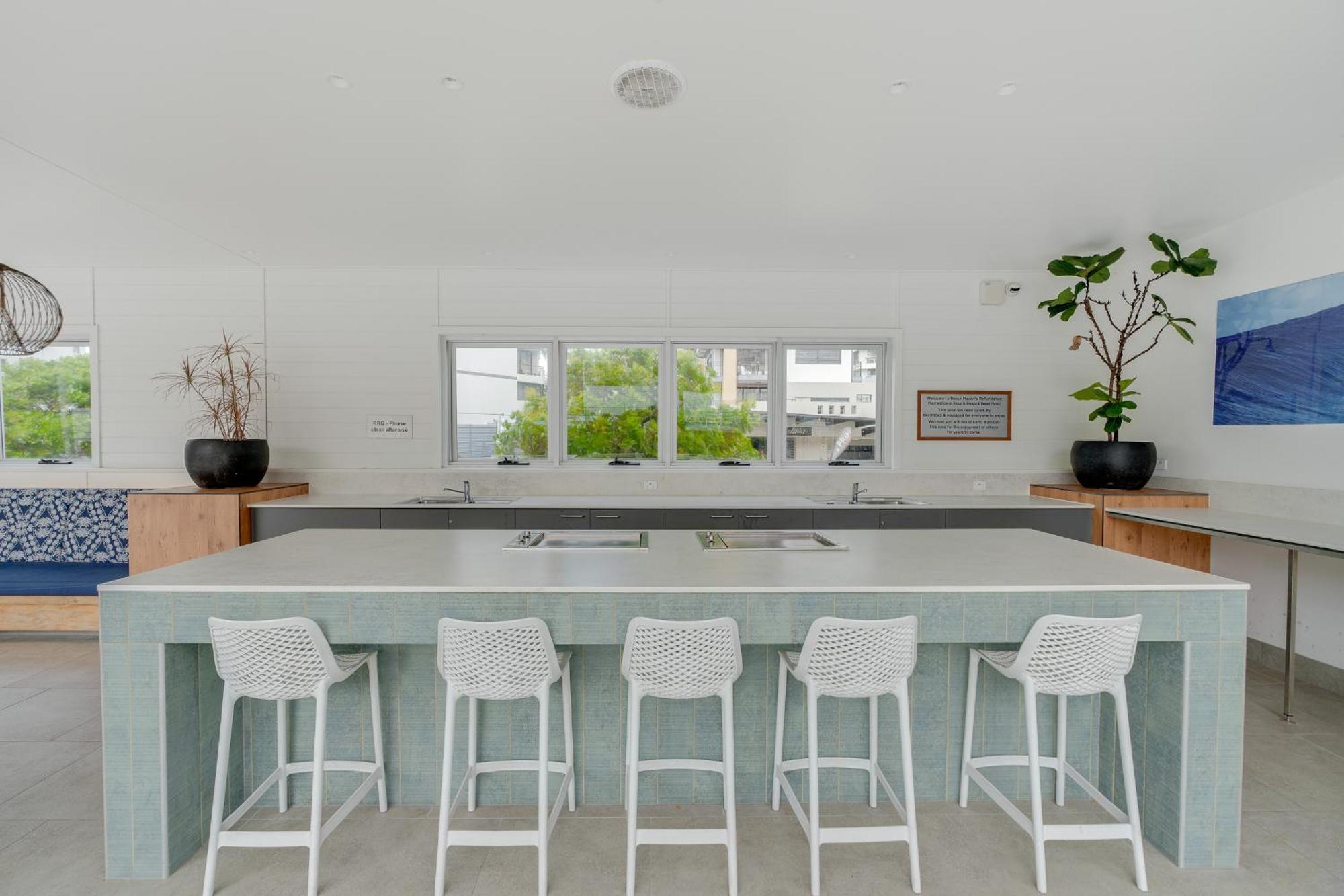 2br Beachfront Bliss In Broadbeach ! Ocean Views! * Gold Coast