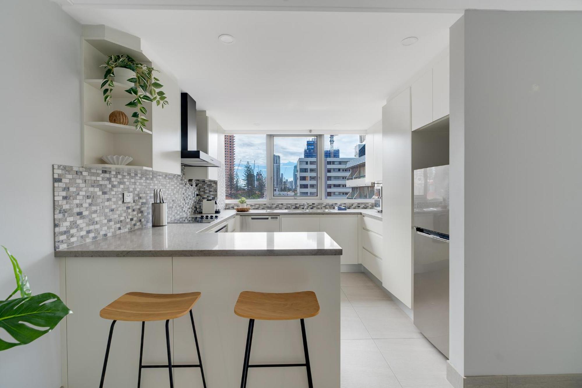 2br Beachfront Bliss In Broadbeach ! Ocean Views! Apartment