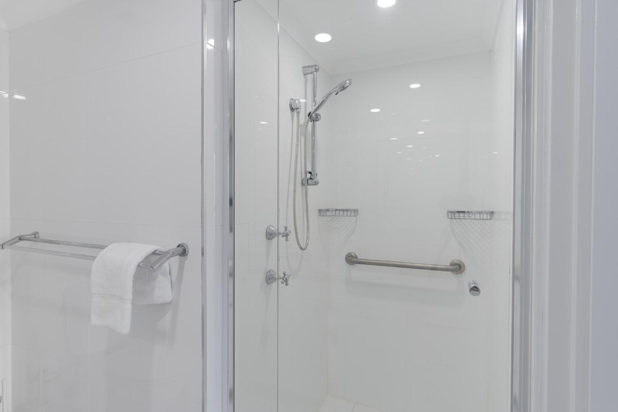 2br Beachfront Bliss In Broadbeach ! Ocean Views! Gold Coast