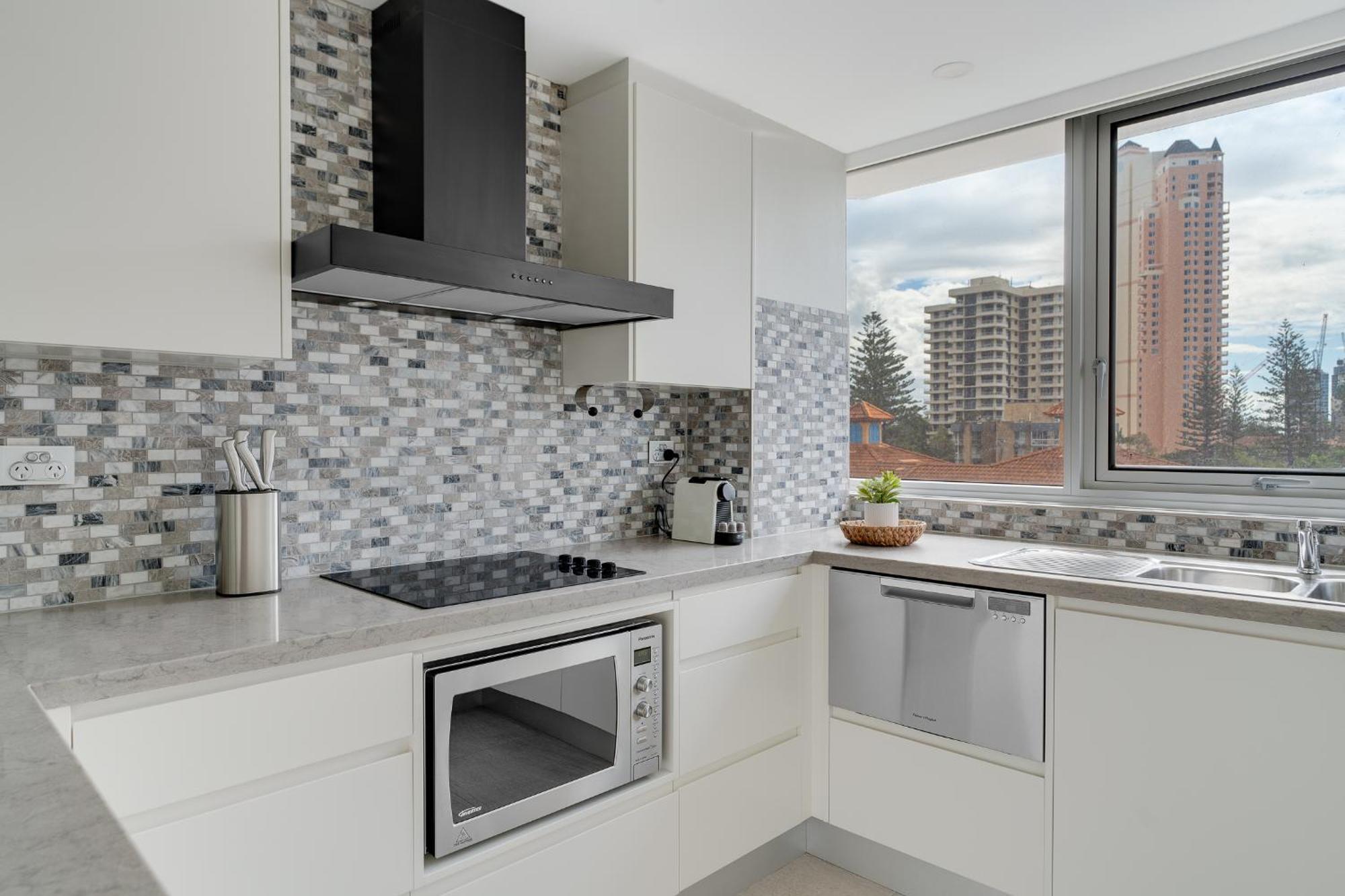 2br Beachfront Bliss In Broadbeach ! Ocean Views! *